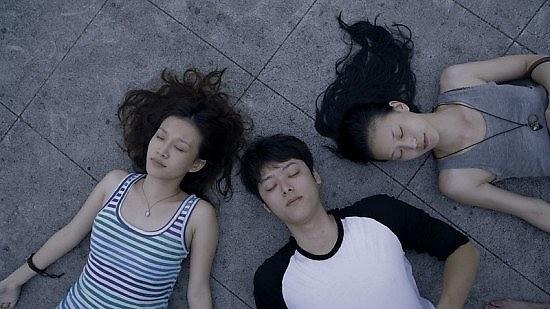 门缝前的包裹