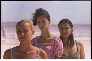三个女孩