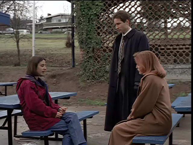"The X Files"  Season 2, Episode 14: Die Hand die verletzt