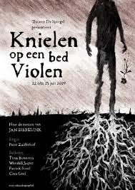 Knielen op een bed violen