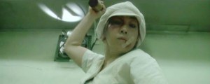 大地を叩く女