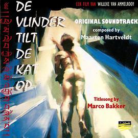 De vlinder tilt de kat op