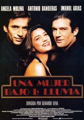 Una mujer bajo la lluvia