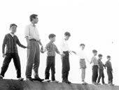 手をつなぐ子ら